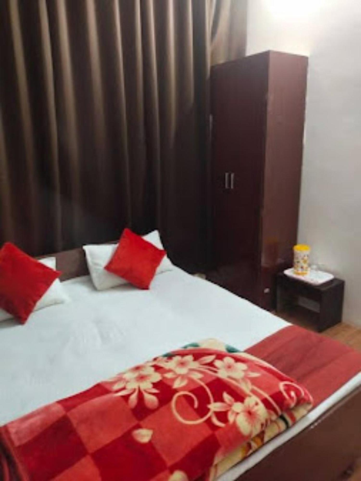 Goroomgo Varanasi Paradise Varanasi - Parking & Restaurant Available - Perfect Location And Comfortable Room Esterno foto