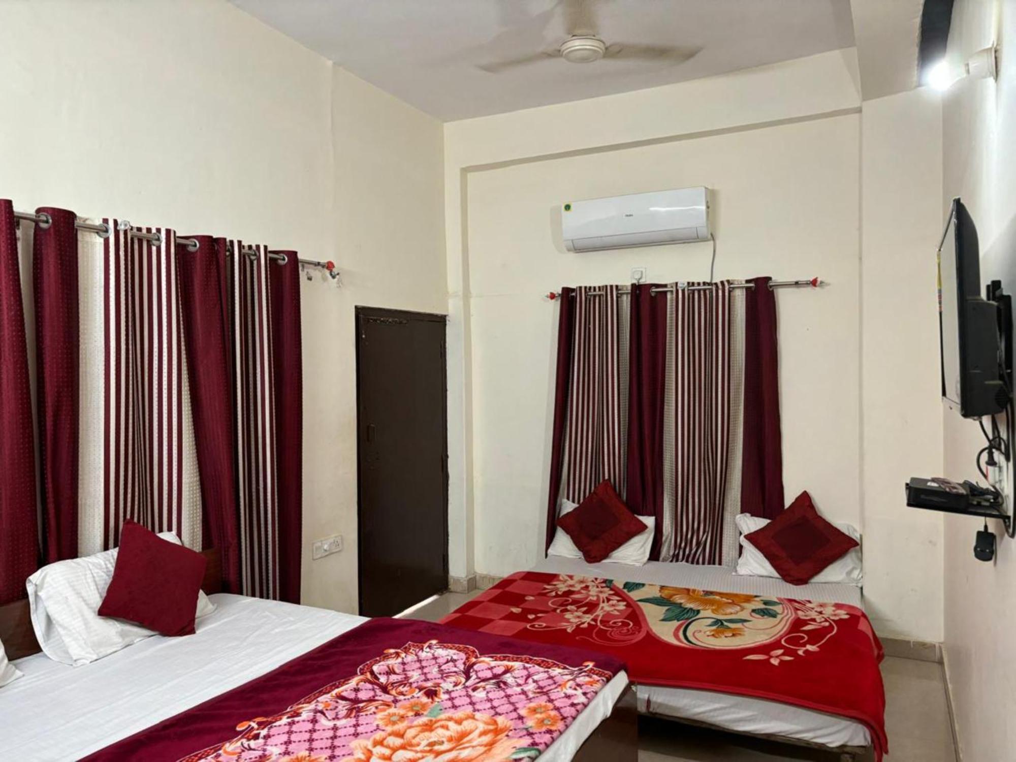 Goroomgo Varanasi Paradise Varanasi - Parking & Restaurant Available - Perfect Location And Comfortable Room Esterno foto